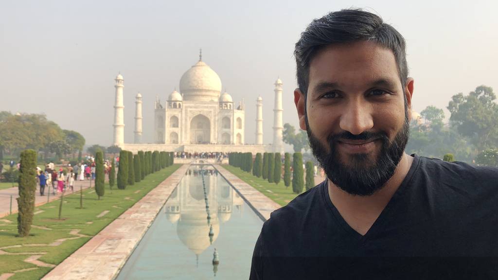 Als Tourist in seinem Herkunftsland: Pascal Amar Rüegg steht vor dem Taj Mahal im indischen Agra.