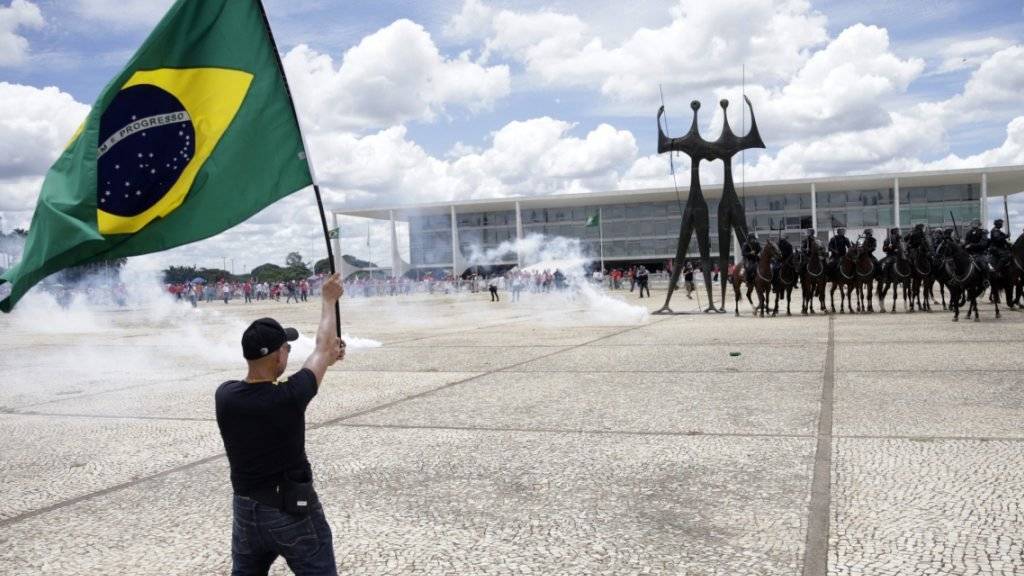 Demonstranten und Polizei stehen sich in der Hauptstadt Brasilia gegenüber. Die Polizei setzte Tränengas ein, um die Demonstration aufzulösen.