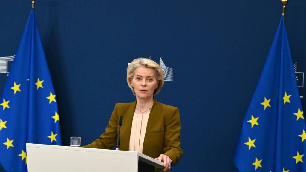 dpatopbilder - EU-Kommissionspräsidentin Ursula von der Leyen spricht bei einem Pressestatement zu neuen Sanktionen gegen Russland. Foto: Leonie Asendorpf/dpa