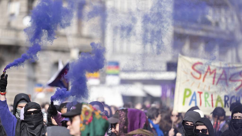 Rund 1000 Teilnehmerinnen und Teilnehmer machen sich am Samstagnachmittag an der nicht bewilligten Frauendemo in Zürich Luft.