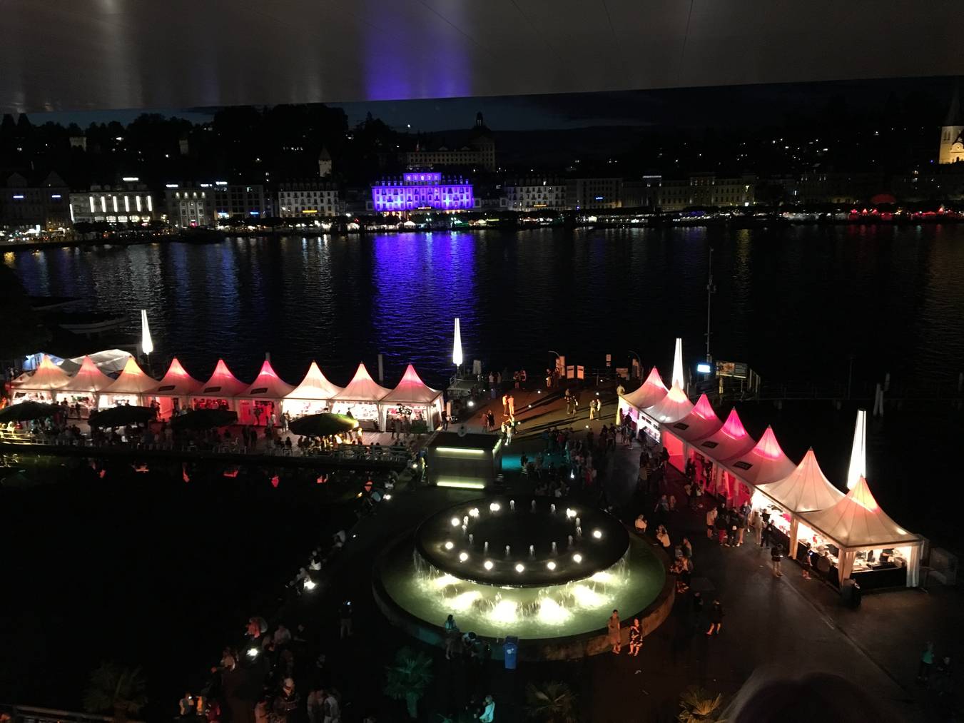 Wunderschön: Die Aussicht vom Dach des KKL Luzern auf das Luzerner Seebecken.