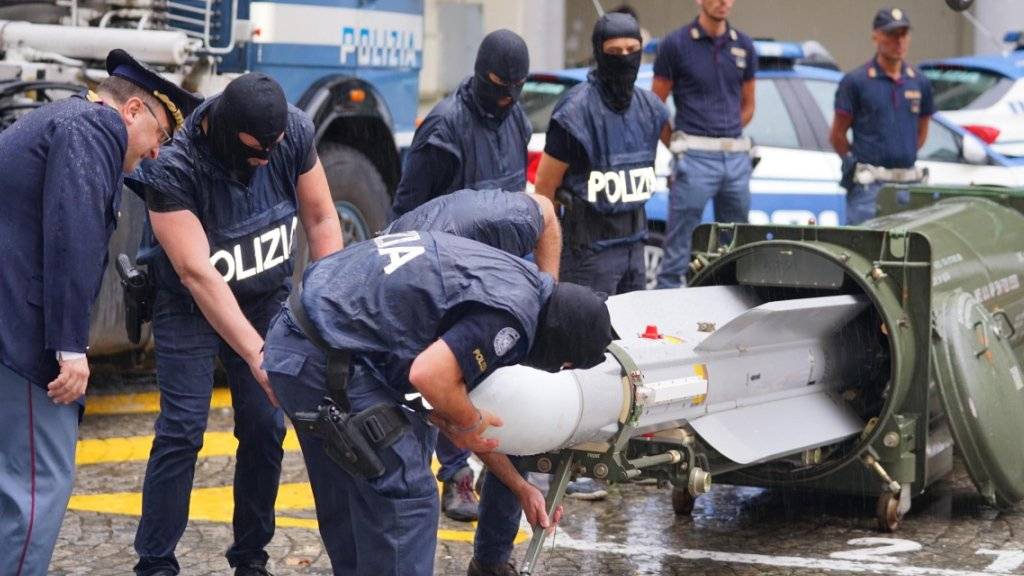Die italienische Polizei hat bei Durchsuchungen bei Rechtsextremen in mehreren Städten im Norden des Landes unter anderem eine Lenkrakete für den Luftkampf sichergestellt.