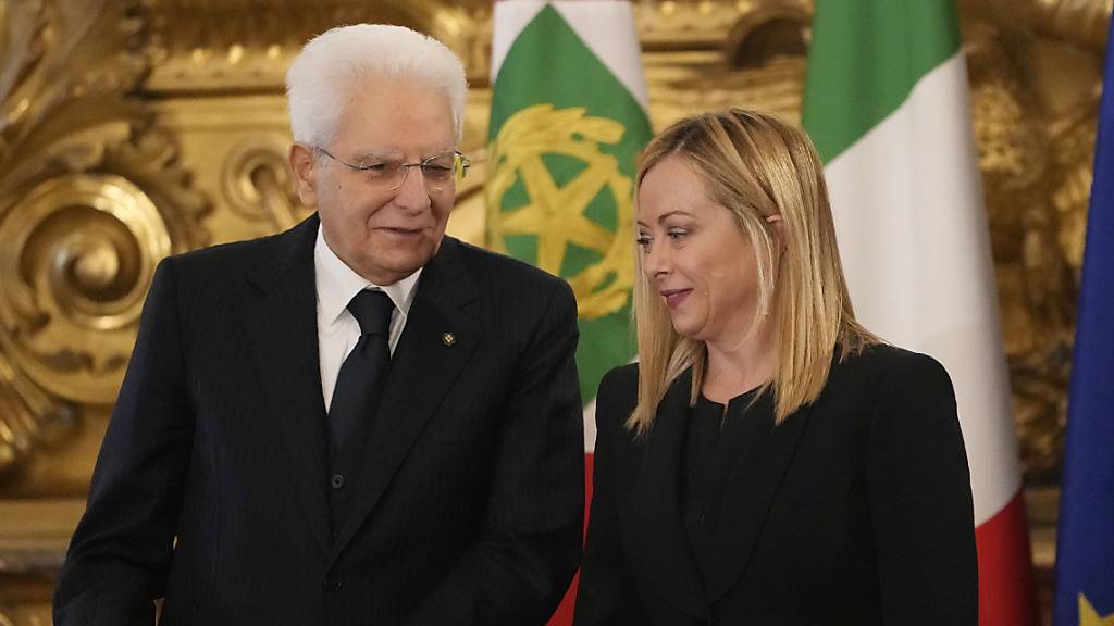 Sergio Mattarella, Staatspräsident von Italien, spricht mit Giorgia Meloni, Ministerpräsidentin von Italien, während der Vereidigungszeremonie im Präsidentenpalast Quirinal.