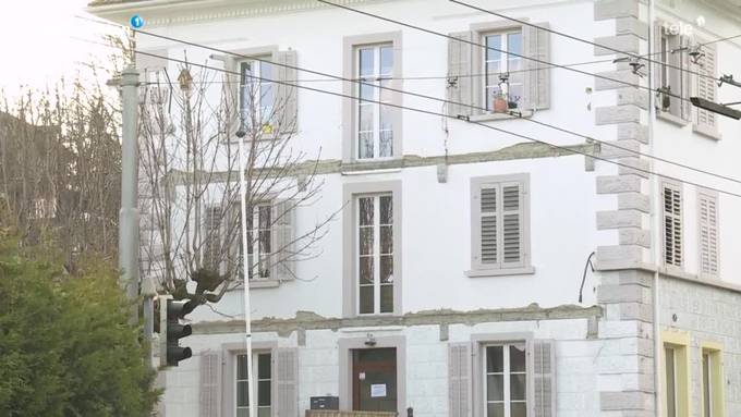 Zwei Balkone sind in Kriens von einem Haus abgefallen
