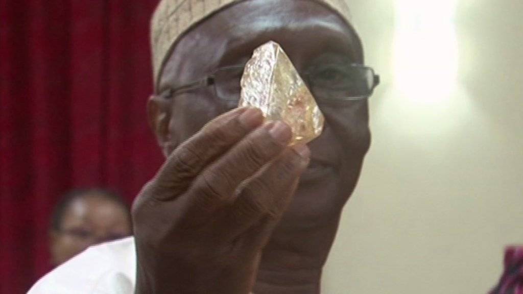 Sierra Leones Minister für Minen und Bodenschätze, Alhaji Minkailu Mansaray, präsentiert den 706 Karat schweren Diamanten, den ein Pastor gefunden und der Regierung geschenkt hat.