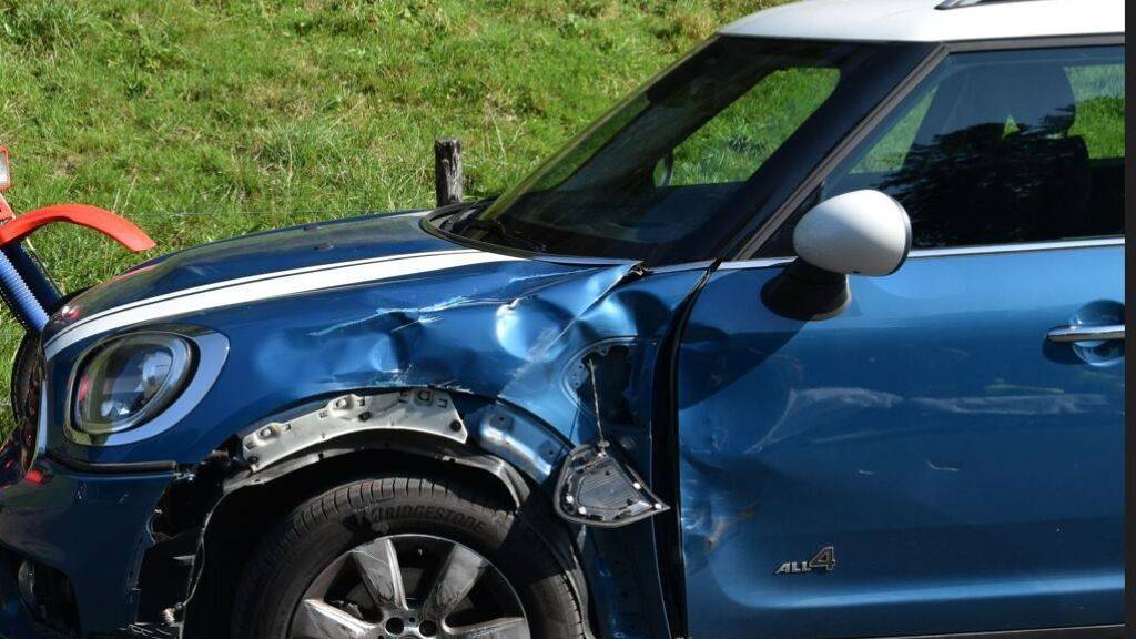 Dieser Sachschaden stammt von einem Zusammenstoss mit einem Motorrad in Niederteufen AR. Der Autofahrer blieb unverletzt, während die zwei Personen auf dem Motorrad ins Spital gebracht werden mussten.