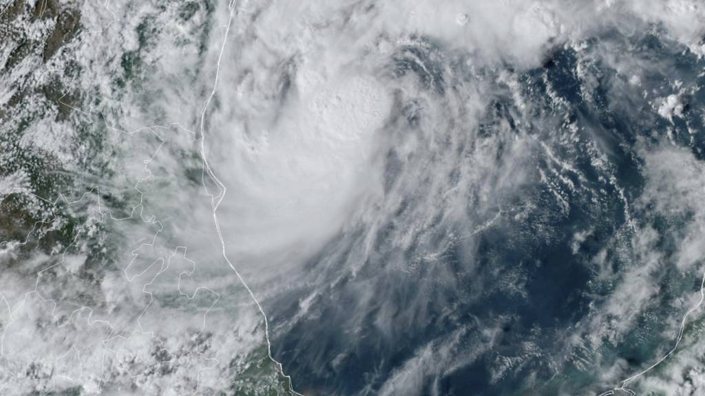 HANDOUT - Der Tropensturm Milton vor der Küste Mexikos im Golf von Mexiko. Foto: Uncredited/National Oceanic and Atmospheric Administration via AP/dpa - ACHTUNG: Nur zur redaktionellen Verwendung und nur mit vollständiger Nennung des vorstehenden Credits