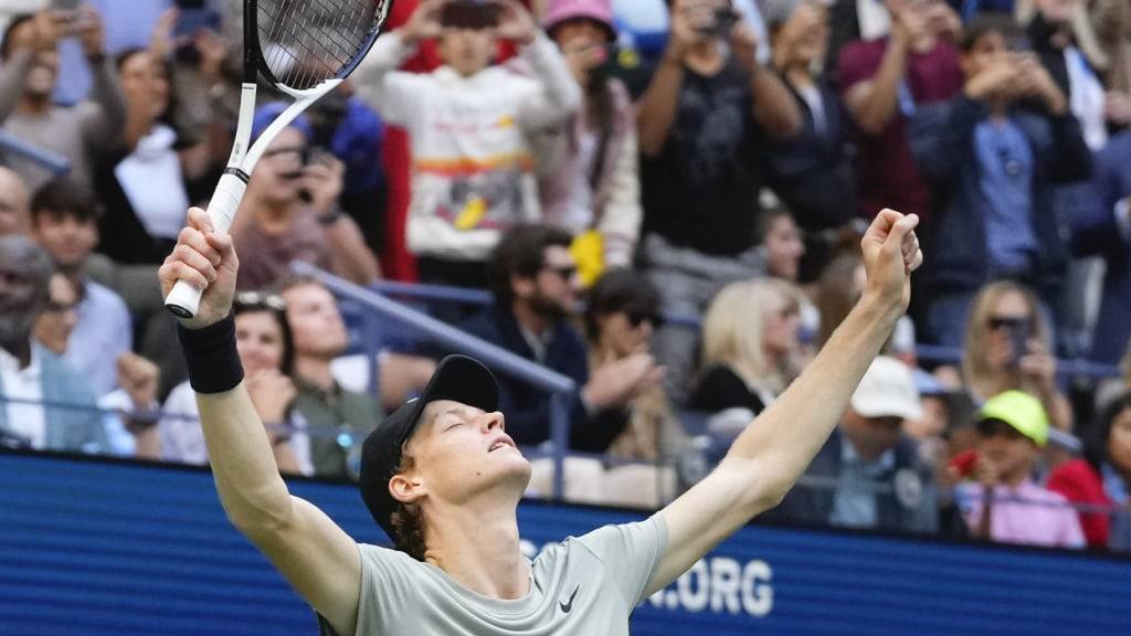 Erleichterung und Genugtuung: Jannik Sinner jubelt über seinen ersten Sieg am US Open