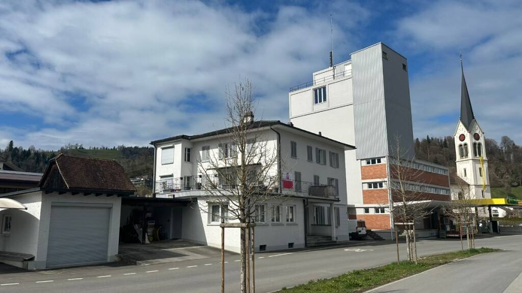 Die Grundstücke mit dem alten Postgebäude und der Landi befinden sich im Dorfzentrum.