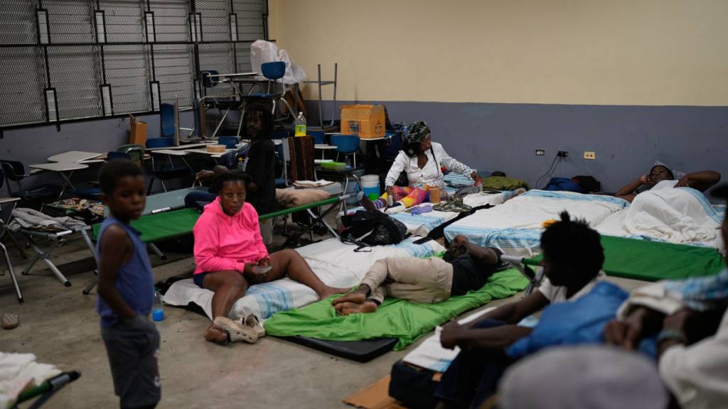 Menschen suchen Schutz in einer Schule vor dem prognostizierten Eintreffen des Hurrikans «Melissa» in Old Harbour. Hurrikan «Melissa» hat vor der Küste der Karibikinsel Jamaika weiter an Kraft gewonnen und die höchste Hurrikan-Kategorie 5 erreicht. Foto: Matias Delacroix/AP/dpa