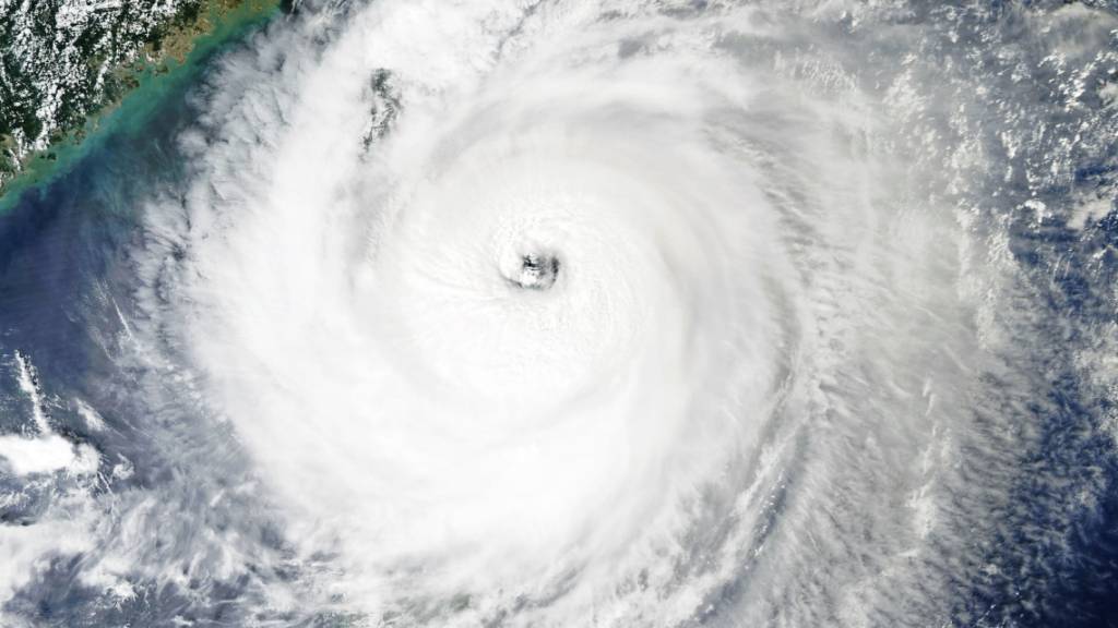 HANDOUT - Im Inselstaat Taiwan richtete der Taifun «Koinu» schwere Verwüstungen an. Foto: Nasa Earth/ZUMA Press Wire/dpa - ACHTUNG: Nur zur redaktionellen Verwendung und nur mit vollständiger Nennung des vorstehenden Credits