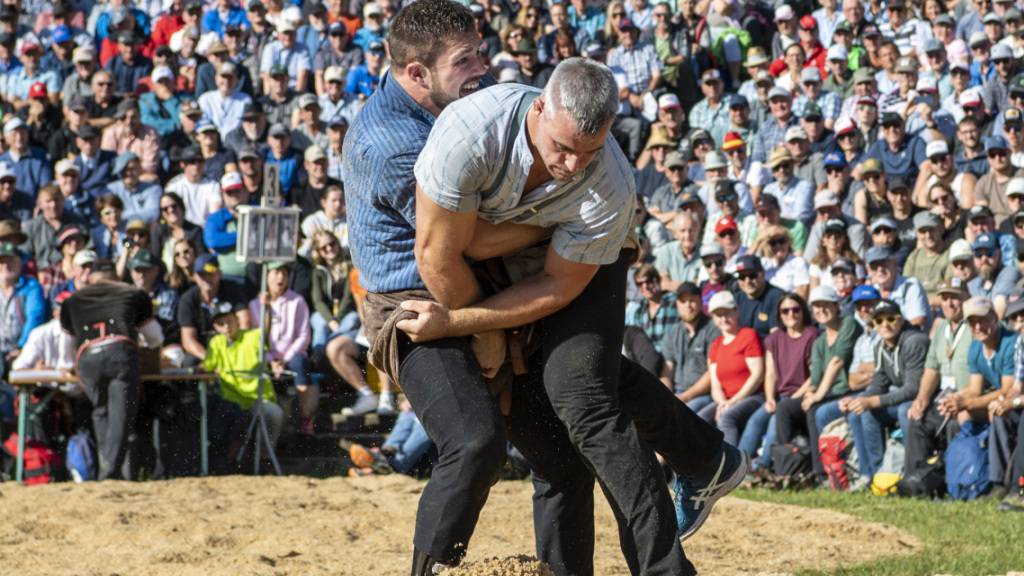 Bereits am Brünig-Schwinget griffen der Sieger Samuel Giger (rechts) und Fabian Staudenmann im 1. Gang zusammen