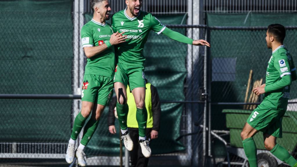 Yverdons William Le Pogam (links) hebt nach seinem raren Torerfolg ab