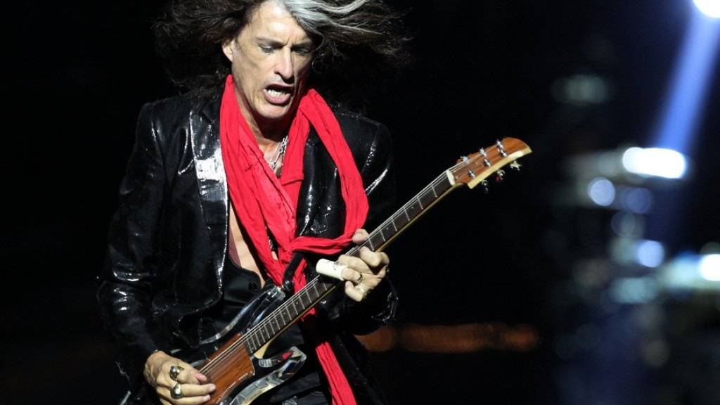 Der Gitarrist Joe Perry der Rockband Aerosmith musste nach einem Zusammenbruch ins Spital gebracht werden (Archiv)