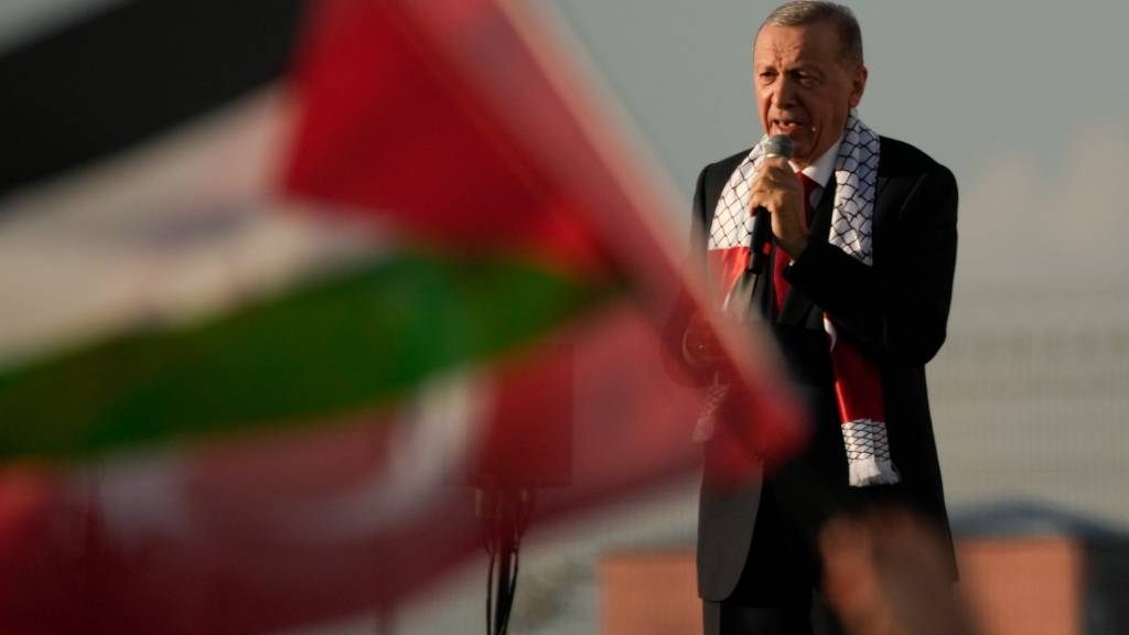 ARCHIV - Der türkische Präsident Recep Tayyip Erdogan spricht Ende Oktober zu den Teilnehmern einer Solidaritätskundgebung für die Palästinenser. Foto: Emrah Gurel/AP/dpa