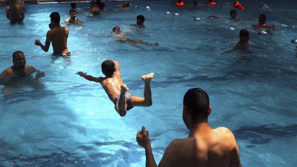 Den Uringehalt in öffentlichen Schwimmbädern haben kanadische Forscher unter die Lupe genommen. (Symbolbild)