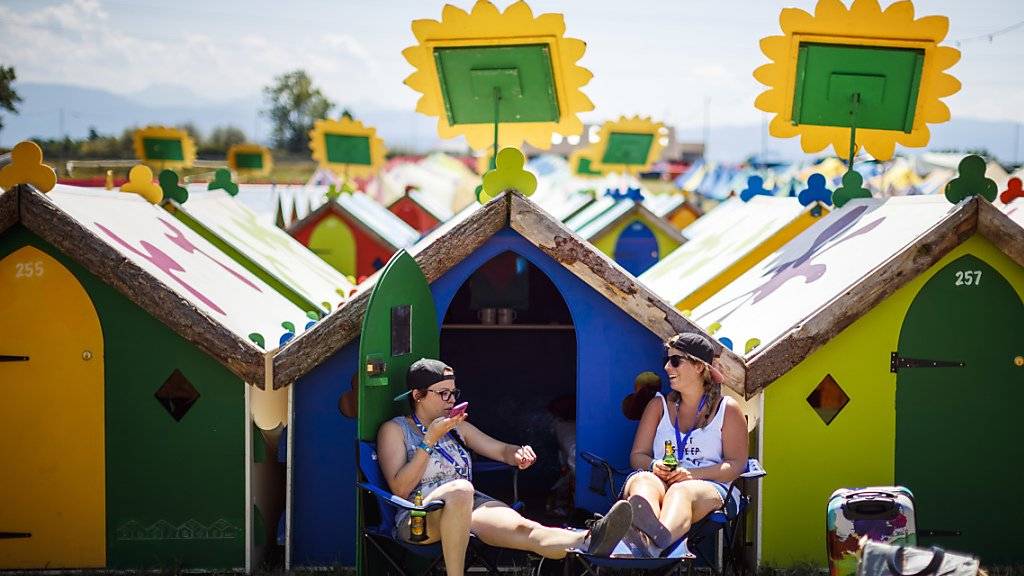 Am Paléo Festival in Nyon haben am Dienstag die ersten Besucher das neuartige Angebot mit Hütten und Zelten mit richtigen Betten in Beschlag genommen.