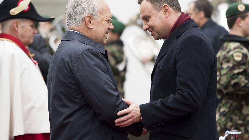Bundespräsident Schneider-Ammann begrüsst den polnischen Präsidenten Duda im Landgut Lohn in Kehrsatz BE.