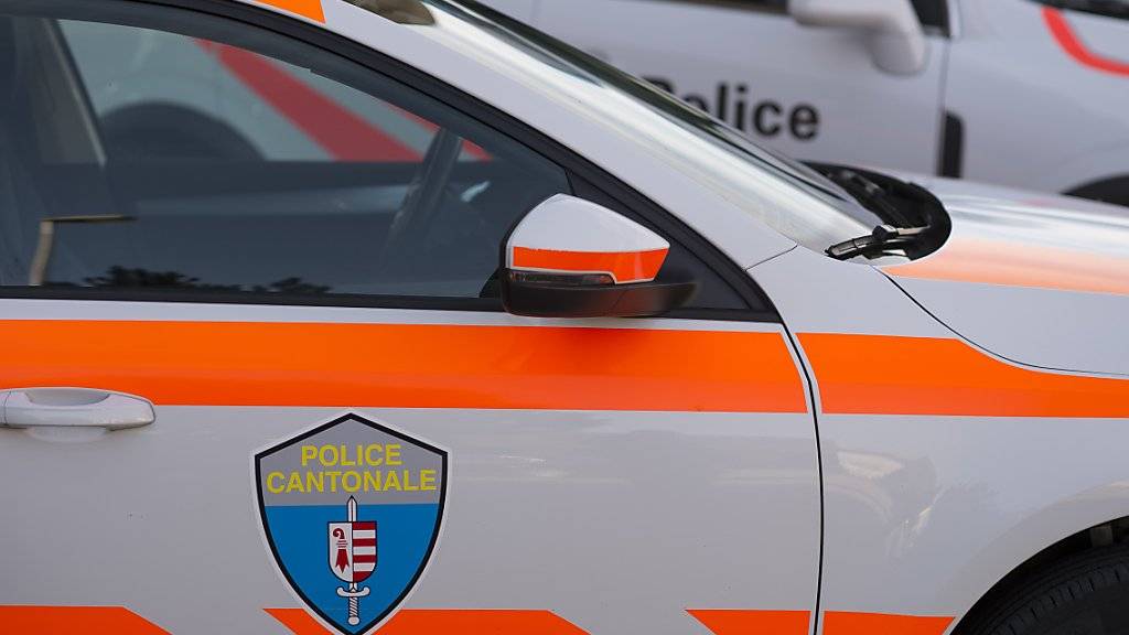 Nach einer anonymen Bombendrohung hat die Polizei im jurassischen Hauptort Delsberg aus Sicherheitsgründen öffentliche Gaststätten evakuiert und das betroffene Gebiet abgesperrt.  (Archivbild)