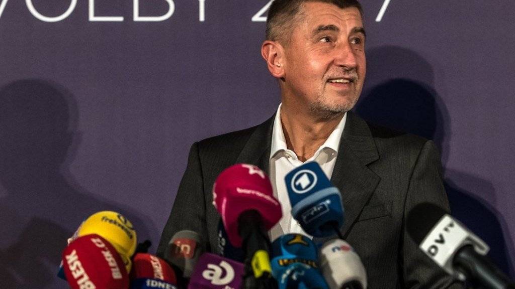 Andrej Babis spricht nach seinem Wahlsieg am Samstag zu den Medien in Prag.