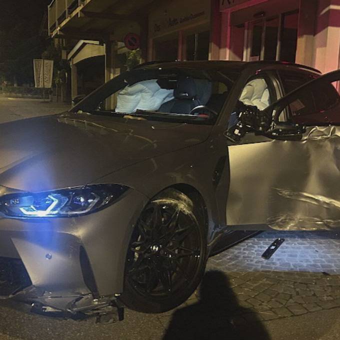 BMW-Fahrer baut in Villmergen Selbstunfall mit Totalschaden