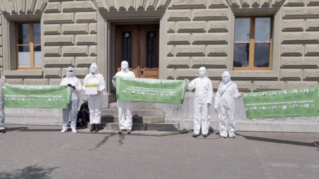 Mitglieder der Bewegung «Frühling2020» vor dem Bundeshaus in Bern. Sie übergaben dort eine Petition mit über 55'000 Unterschriften ans Eidgenössische Parlament.
