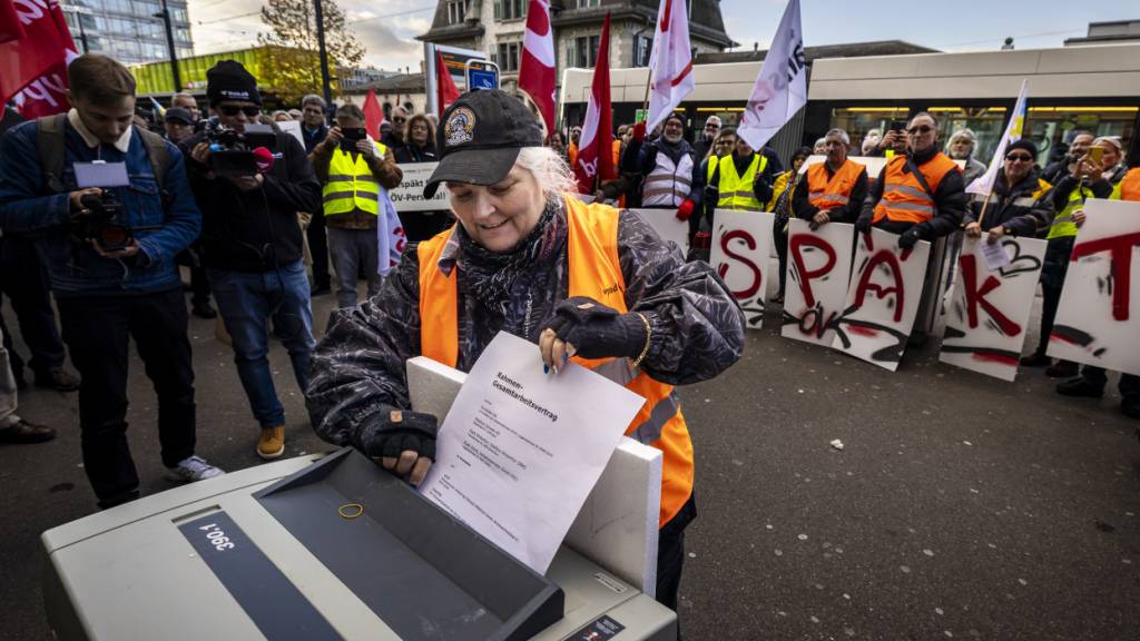 Im November 2025 schredderten VBZ-Angestellte und Gewerkschafterinnen symbolisch den Rahmen-GAV. Nun stellten sie mittels Petition Forderungen an den Stadtrat. (Archivbild)