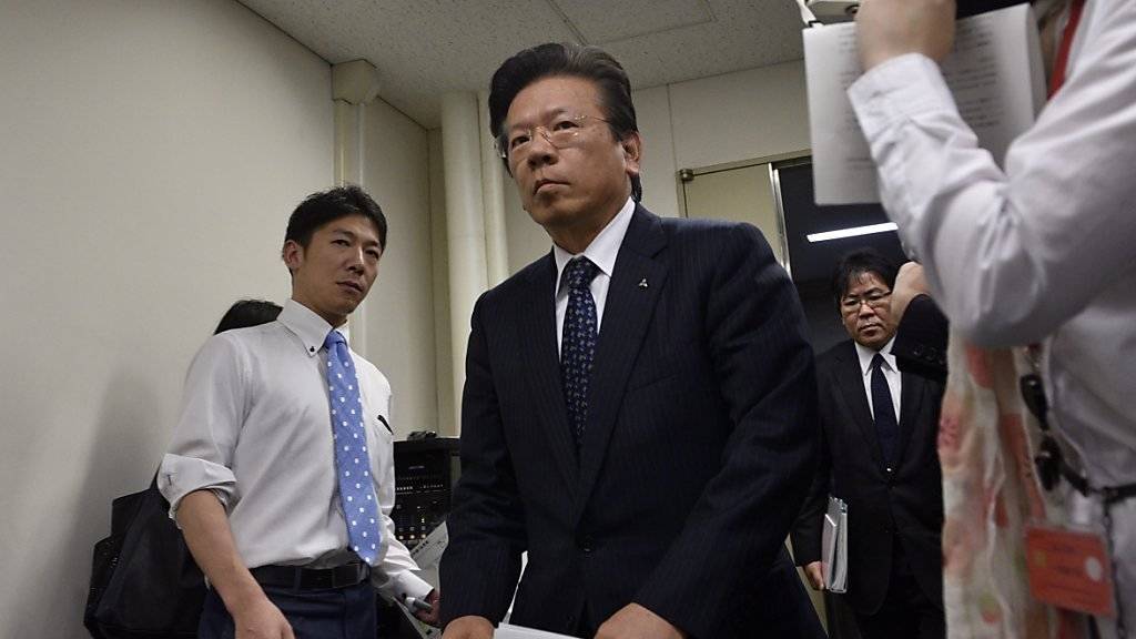 Mitsubishi-Präsident Tetsuro Aikawa vor der Pressekonferenz, an der er Manipulationen eingestand. Die Behörden führten nun Hausdurchsuchungen durch.
