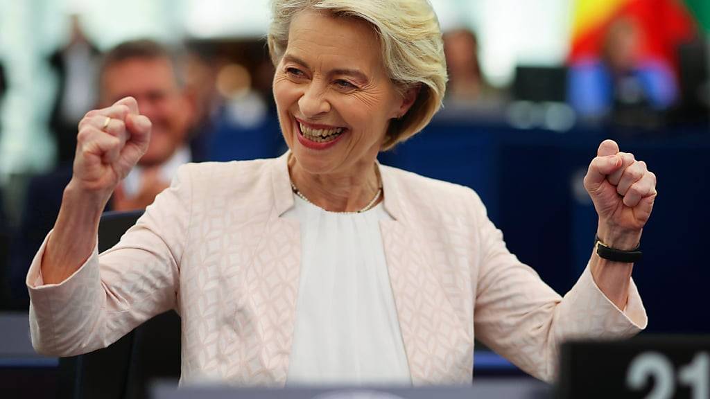 Ursula von der Leyen (CDU), amtierende Präsidentin der Europäischen Kommission, reagiert nach der Auszählung der Stimmen im Plenarsaal des Europäischen Parlaments. Das EU-Parlament stimmte einer zweiten Amtszeit von EU-Kommissionspräsidentin von der Leyen zu. Foto: Philipp von Ditfurth/dpa