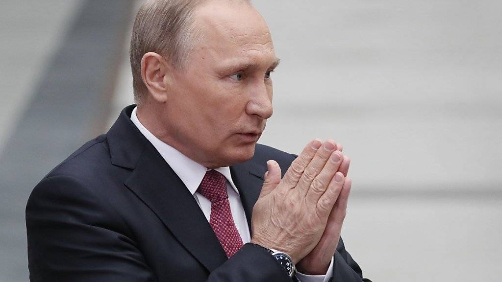 Russlands Präsdient Wladimir Putin nach der Fragestunde im Gespräch mit Medienschaffenden