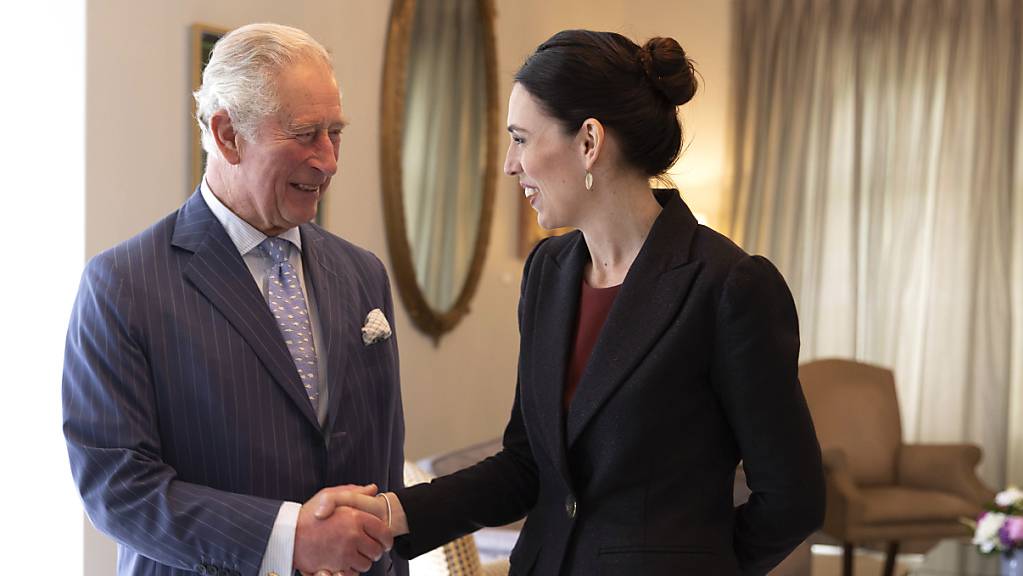 Handshake von Prinz Charles mit der neuseeländischen Premierministerin Jacinda Ardern im Regierungsgebäude in Auckland.