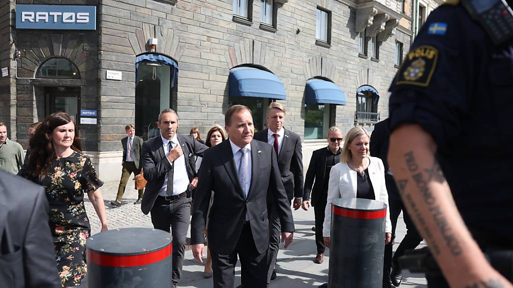 Schwedens Ministerpräsident Stefan Löfven (M) auf dem Weg ins Parlament. Foto: Nils Petter Nilsson/TT NEWS AGENCY/dpa