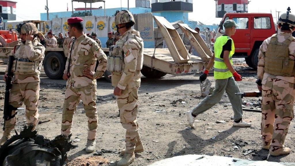 Irakische Sicherheitskräfte am Ort des Anschlags in Bagdad.