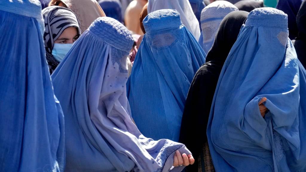 ARCHIV - Frauen in Burkas warten auf Lebensmittelrationen. Die UN sorgen sich um die Situation für Frauen und Mädchen in Afghanistan. Foto: Ebrahim Noroozi/AP/dpa