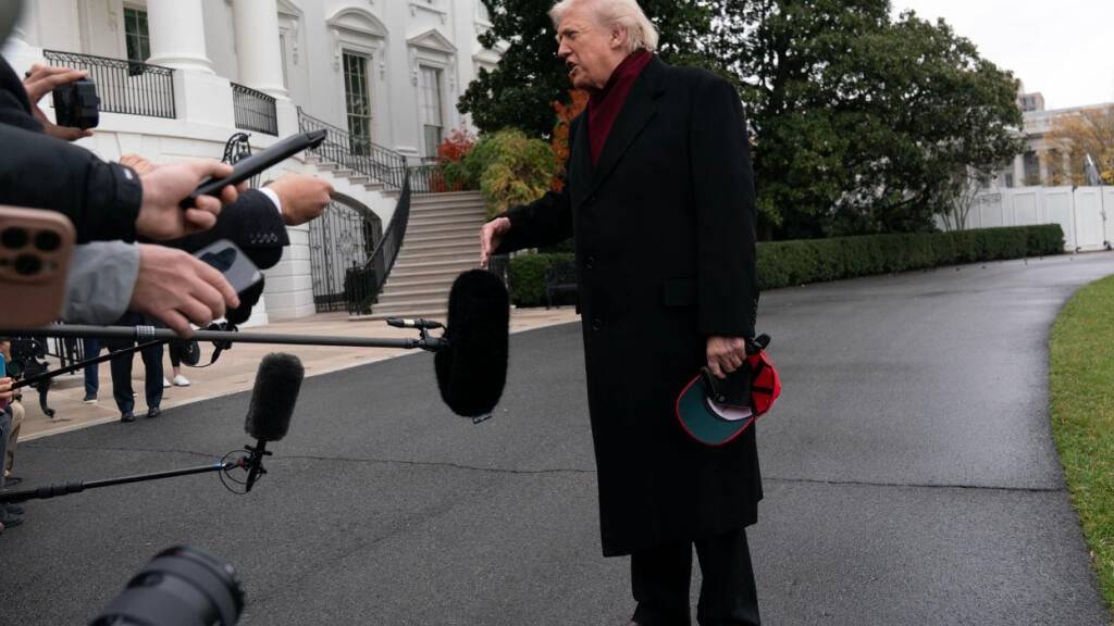 US-Präsident Donald Trump spricht mit Jurnalisten, während er auf dem Weg zur Joint Base Andrews das Weiße Haus verlässt. Foto: Jose Luis Magana/AP/dpa