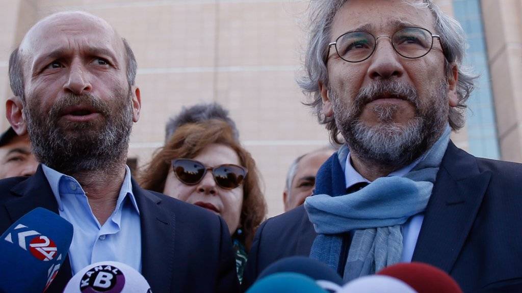 «Cumhuriyet»-Chefredakteur Can Dündar (rechts) zeigte sich überzeugt, dass er und Erdem Gül (links) freigesprochen werden.