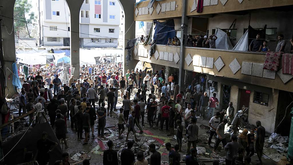 dpatopbilder - Ein israelischer Bombenangriff hat im Gazastreifen eine Schule zerstört. Foto: Abdel Kareem Hana/AP/dpa