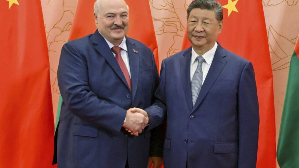 HANDOUT - Auf diesem vom Pressedienst des belarussischen Präsidenten veröffentlichten Foto posieren der belarussische Präsident Alexander Lukaschenko (l) und der chinesische Präsident Xi Jinping vor ihren Gesprächen am Rande des Gipfeltreffens der Shanghaier Organisation für Zusammenarbeit (SOZ) für ein Foto. Foto: Uncredited/Belarus' Presidential Press Service/dpa - ACHTUNG: Nur zur redaktionellen Verwendung und nur mit vollständiger Nennung des vorstehenden Credits
