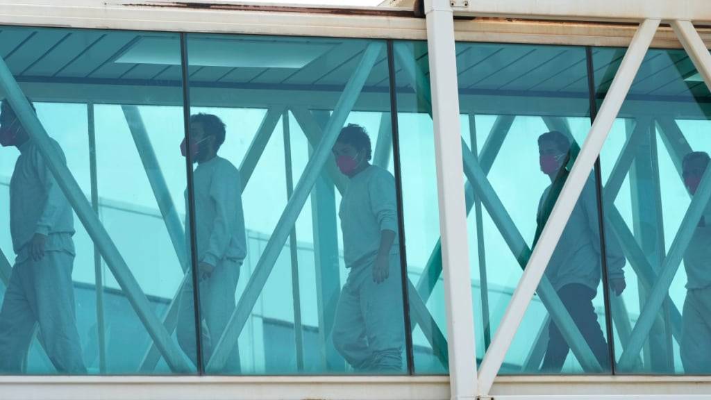 ARCHIV - Aus den Vereinigten Staaten abgeschobene venezolanische Migranten steigen auf dem internationalen Flughafen Simon Bolivar in Maiquetia, Venezuela, aus dem Flugzeug. Foto: Ariana Cubillos/AP/dpa