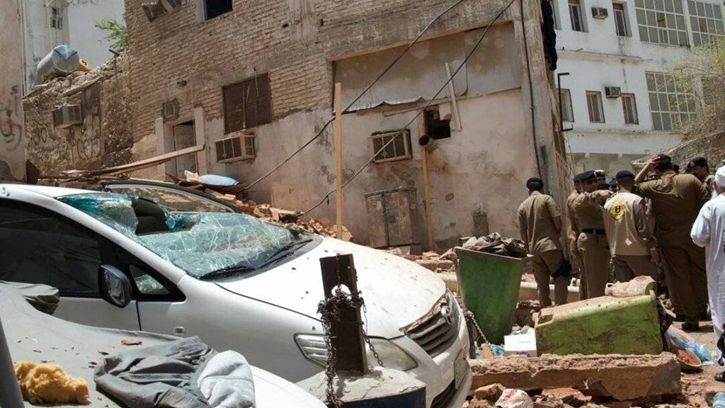 Saudische Sicherheitskräfte haben in der Nähe des heiligen Ortes Mekka einen grösseren Anschlag vereitelt - allerdings sprengte sich ein Selbstmordattentäter in die Luft.