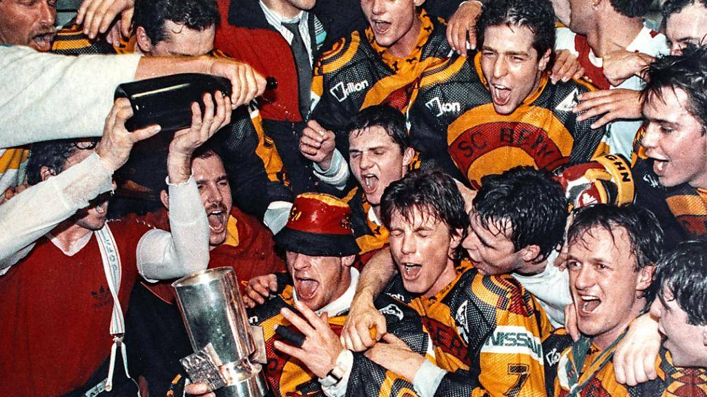 Nach dem 4:2-Sieg im fünften und entscheidenden Playoff-Finalspiel in Lugano feiern die Spieler des SC Bern 1989 den Meistertitel