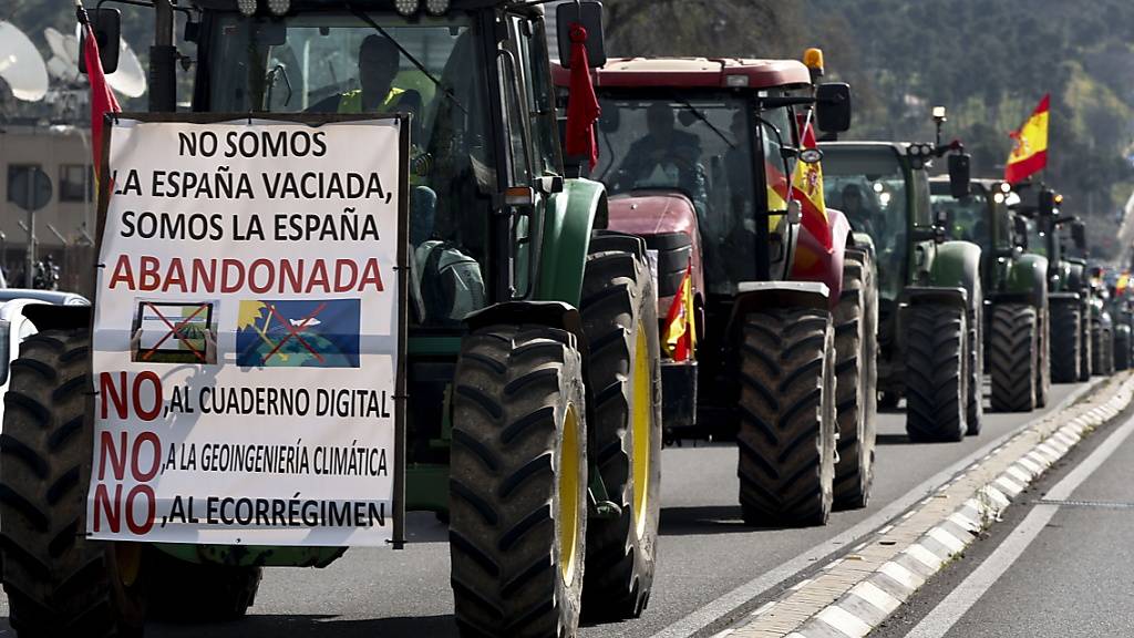 Rund 500 Traktoren hatten sich bereits am Vortag auf den Weg ins Zentrum der Millionenmetropole Madrid gemacht.