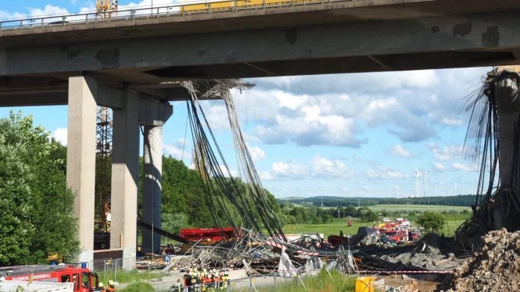 20 Meter tief stürzte die sich im Bau befindliche Brücke und riss auch das Baugerüst mit.