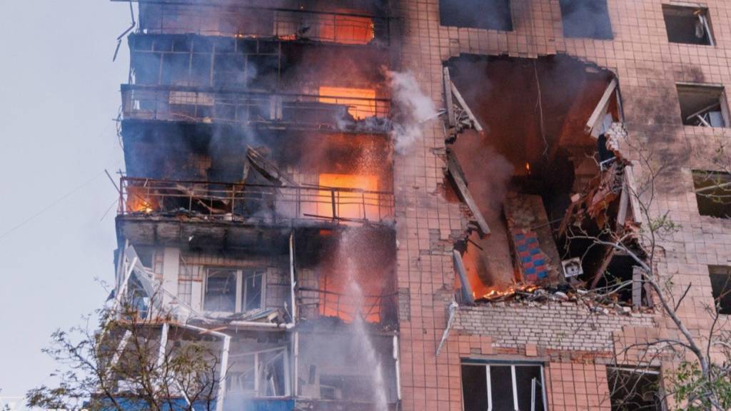 HANDOUT - Ein brennendes Wohnhaus in Kramatorsk. Foto: Uncredited/Ukrainian Emergency Service via AP/dpa/Archivbild - ACHTUNG: Nur zur redaktionellen Verwendung und nur mit vollständiger Nennung des vorstehenden Credits