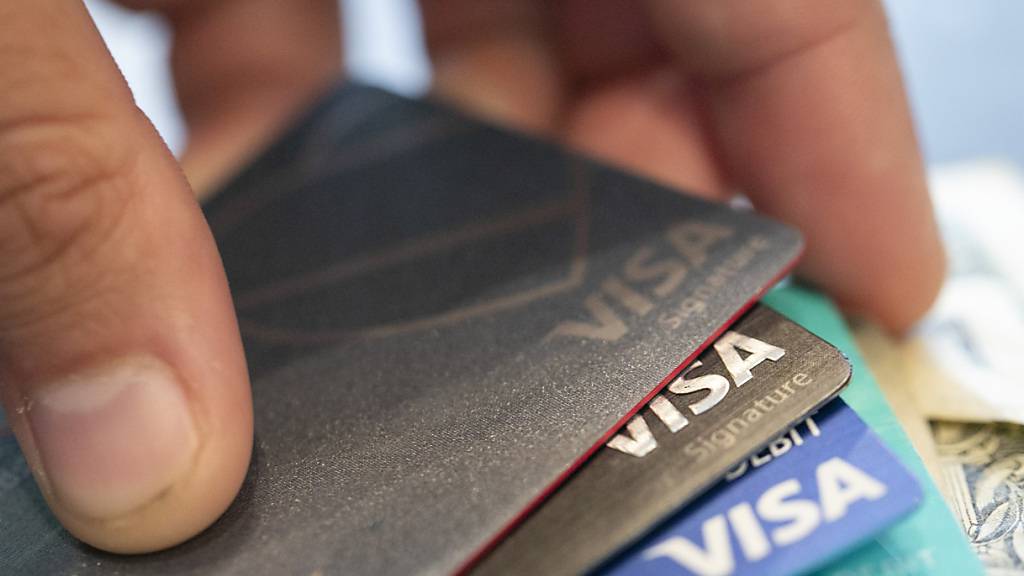Die Konsum- und Reisefreude seiner Kunden hat dem US-Finanzkonzern Visa im vergangenen Quartal deutliche Zuwächse beschert. Der Umsatz stieg im Jahresvergleich um zwölf Prozent auf 8,1 Milliarden Dollar (rund 7 Milliarden Franken). (Archivbild)