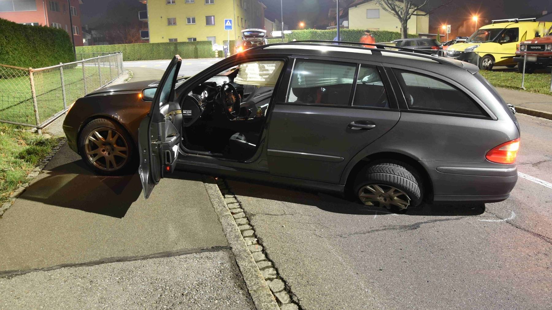 Das Fluchtauto der beiden Verdächtigen. Ein Mann ist noch immer auf der Flucht.