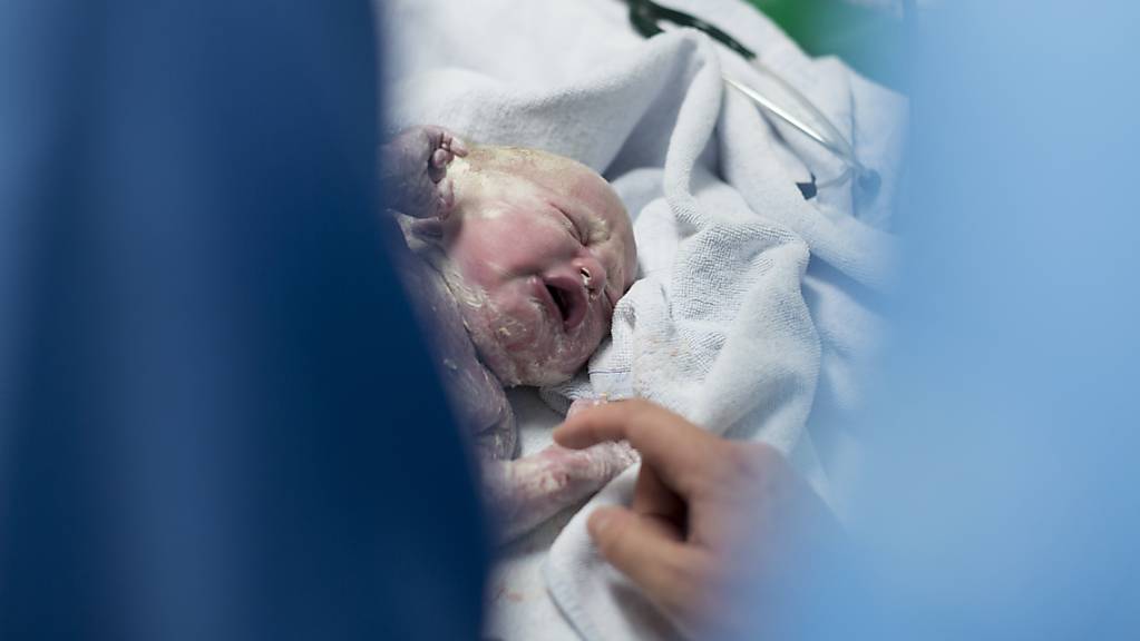 Väter sind im Kantonsspital Luzern ab sofort nur noch während der Geburt zugelassen (Symbolbild).