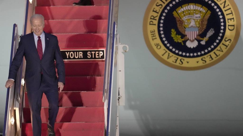 US-Präsident Joe Biden kurz nach seiner Landung auf dem Flughafen Stansted in London. Foto: Kin Cheung/AP/dpa