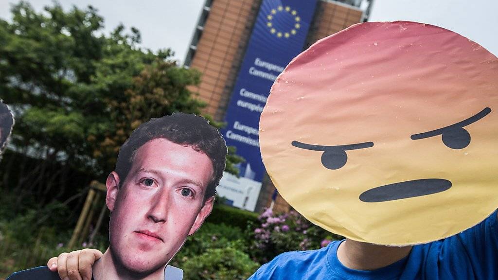 Strassenprotest gegen Facebook-Chef Mark Zuckerberg vor dessen Anhörung im EU-Parlament zum Datenskandal. (Archivbild)