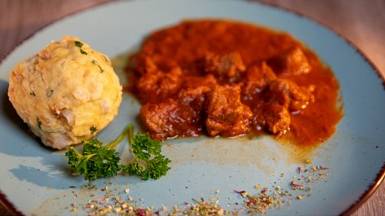 Ungarisches Gulasch mit Knödel